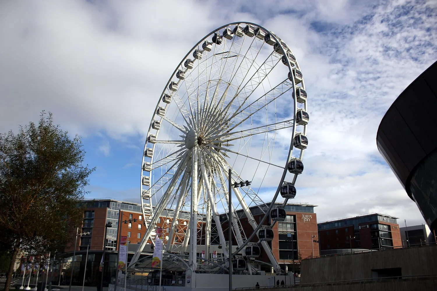 The Wheel of Liverpool beside the dock at Keel Wharf with the arena behind